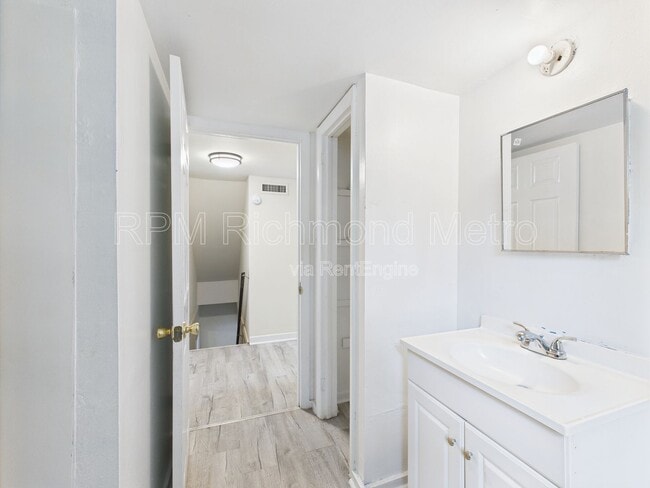 Building Photo - 3905 Larchmont Ln