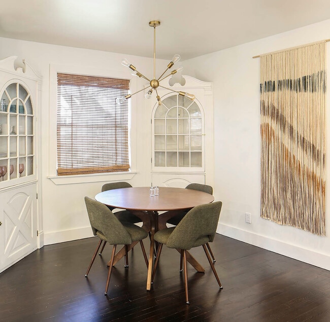 Building Photo - 1104 Matthews Pl