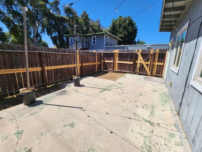 Building Photo - ** RENT READY ** Back Private Studio with ...