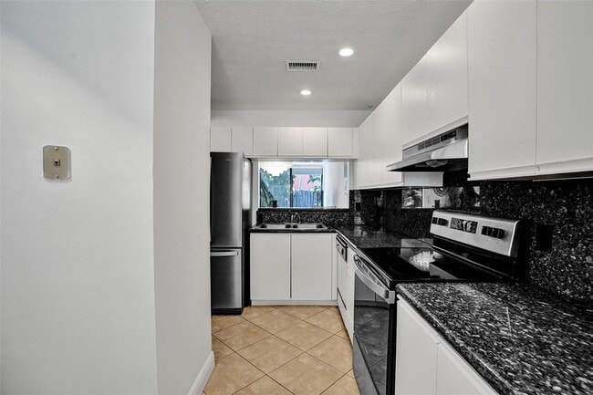 Building Photo - 1415 Miami Rd