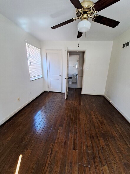 Bdrm closet & to bath - 1331 W 6th Ave