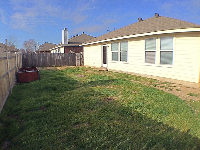Building Photo - 3 Bedroom 2 Bath Gem In Crowley