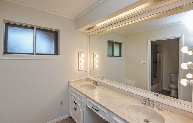 Building Photo - 9703 Briar Forest Dr