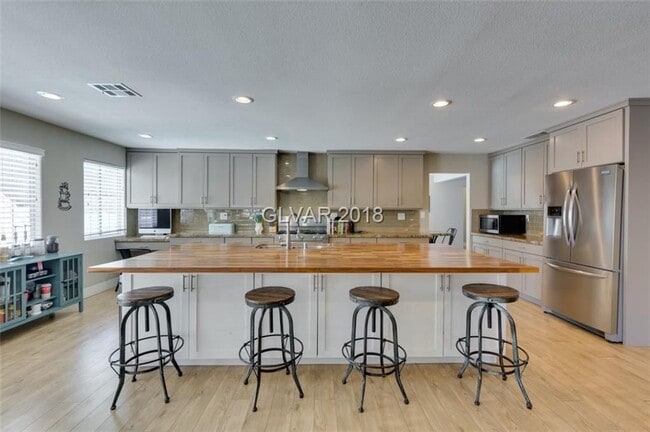 Building Photo - 6BD/5BA!! POOL/SPA!!