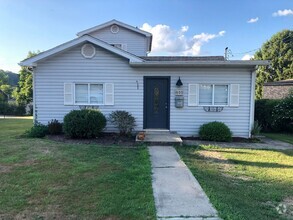 Building Photo - Beautiful 3 Bedroom Home is Carnegie!