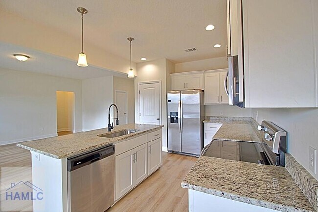 Building Photo - 302 Mcclelland Lp NE