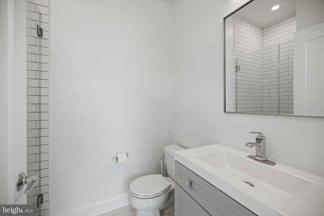 Building Photo - AVAILABLE NOW! Penthouse living in the hea...