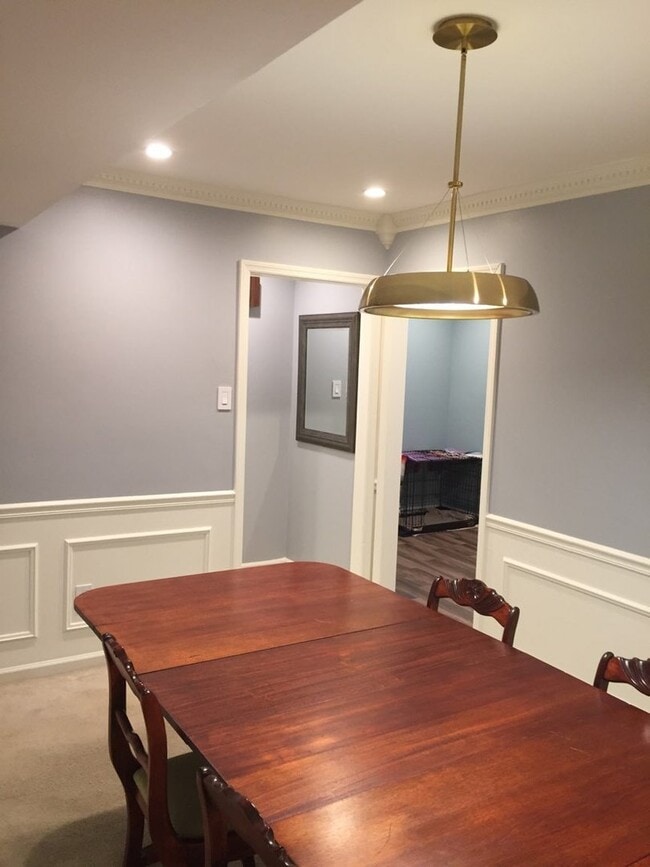 Building Photo - Gorgeous Updated 2BR 3BA Town house