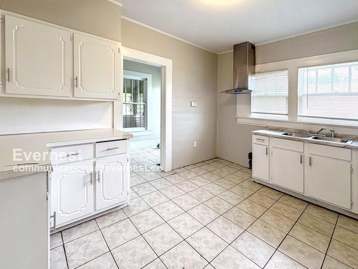 Building Photo - 525 53rd St Ens
