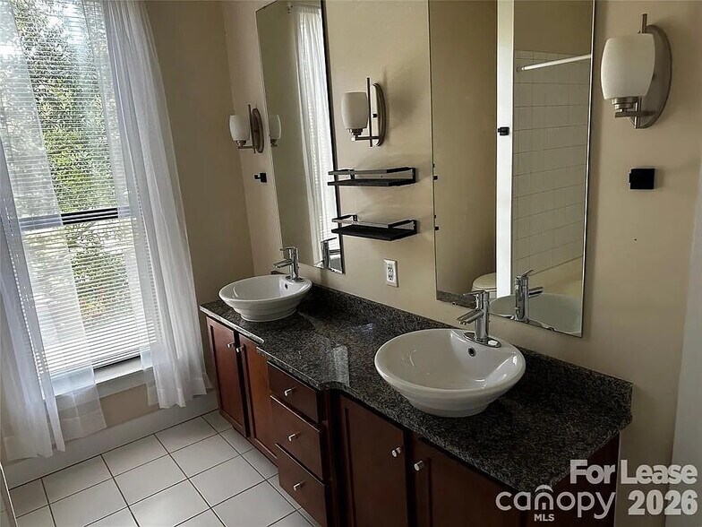 Building Photo - Room in Townhome on Spencer St