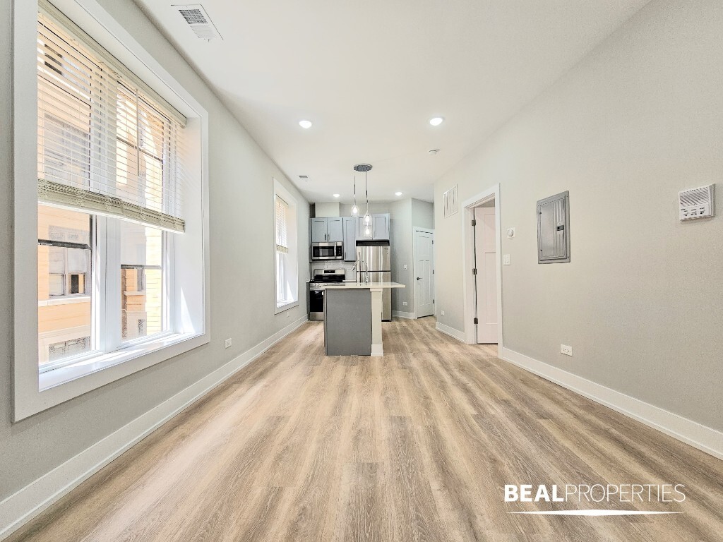 Building Photo - 428 W Belden Ave