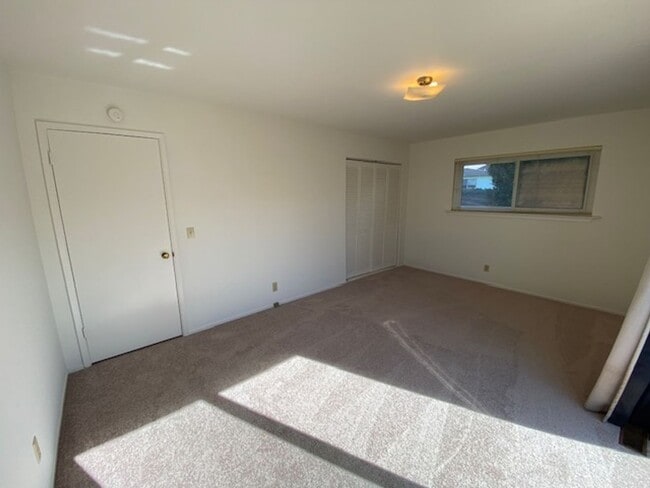 Building Photo - 701 Pine St