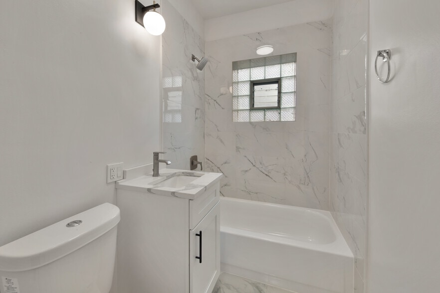 Building Photo - 3058 W Cortland St