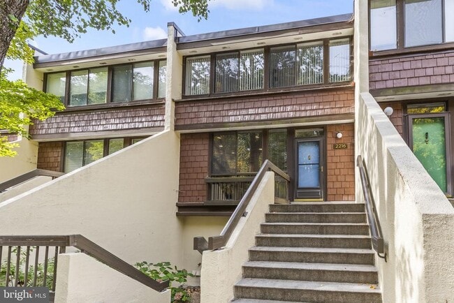 Building Photo - 2216 S Quincy St