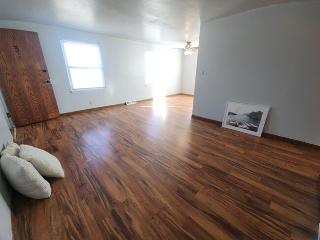 Building Photo - 1059 Gillingham Rd