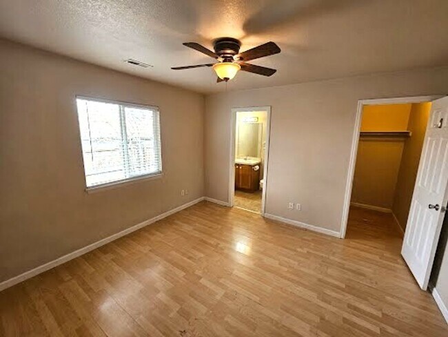 Building Photo - 3/2 Duplex with fenced yard and private courtyard