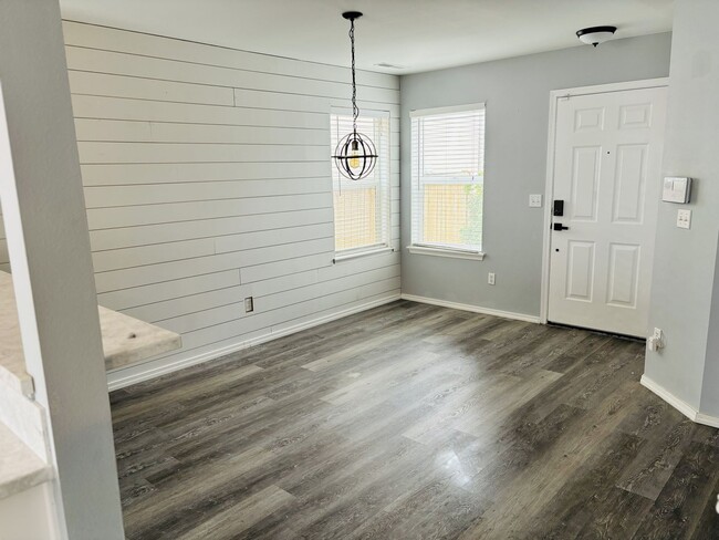 Building Photo - Renovated Move-in Ready 3Bed/2.5Bath in th...