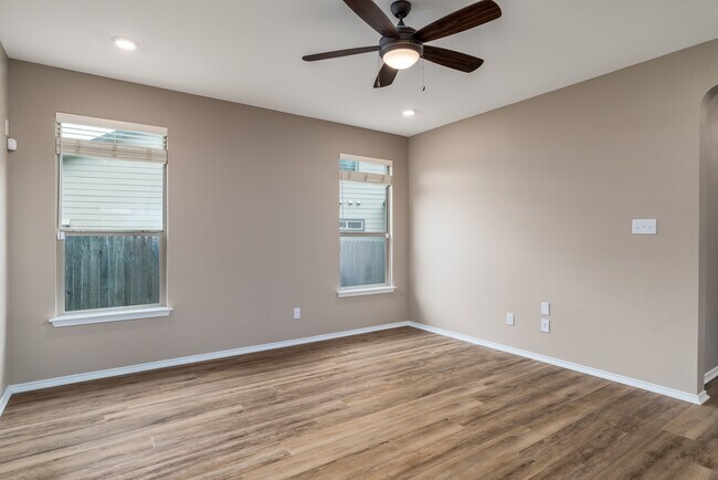 Building Photo - 120 Kat Garnet Dr