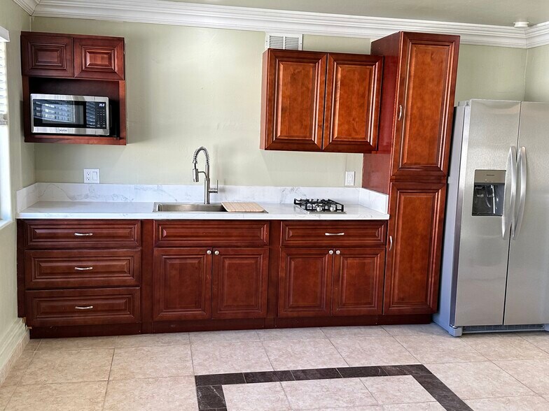 Building Photo - 6563 Park Ridge Blvd