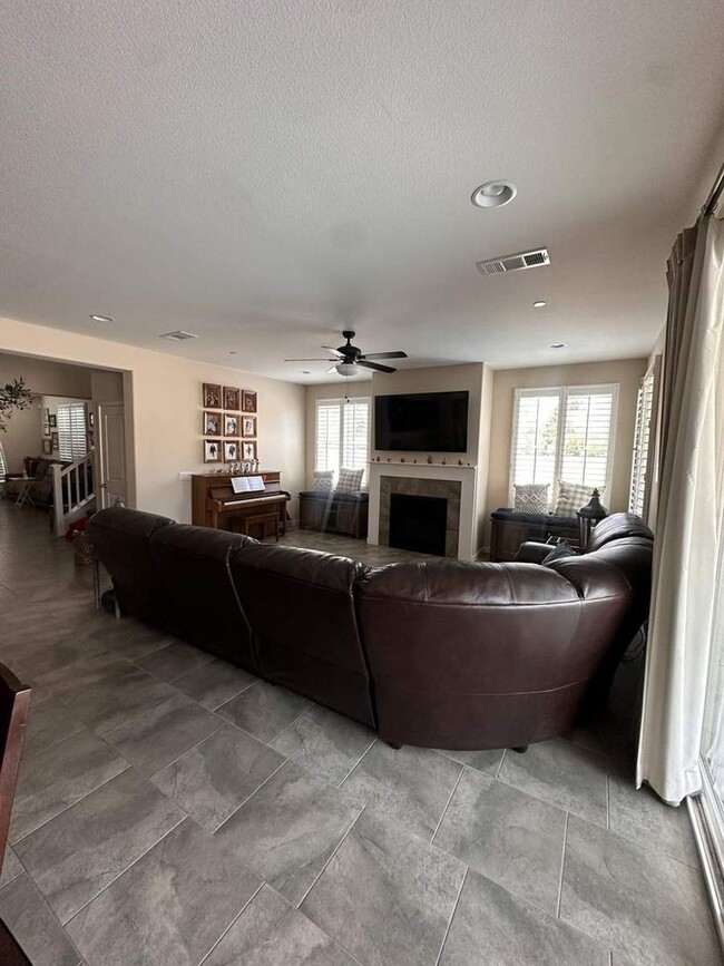 Building Photo - Stylish 4BR/3BA Home in Rosetta Canyon wit...