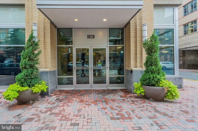 Building Photo - 1 bedroom 1 Bath - Highrise Luxury Living ...