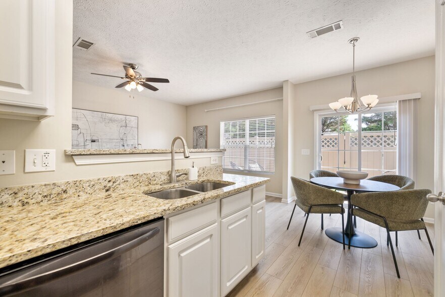 Building Photo - 8104 Valley Oak Dr