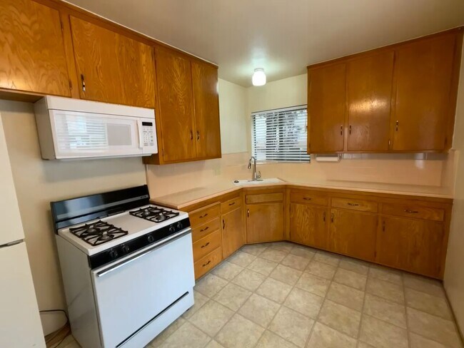Primary Photo - 330 E Fairview Ave