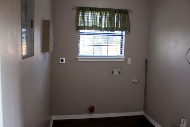 Building Photo - 208 Shaw St