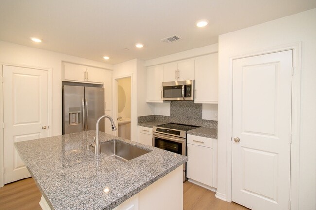 Building Photo - Brand New 3 Bed / 3 Bath Townhome In River...