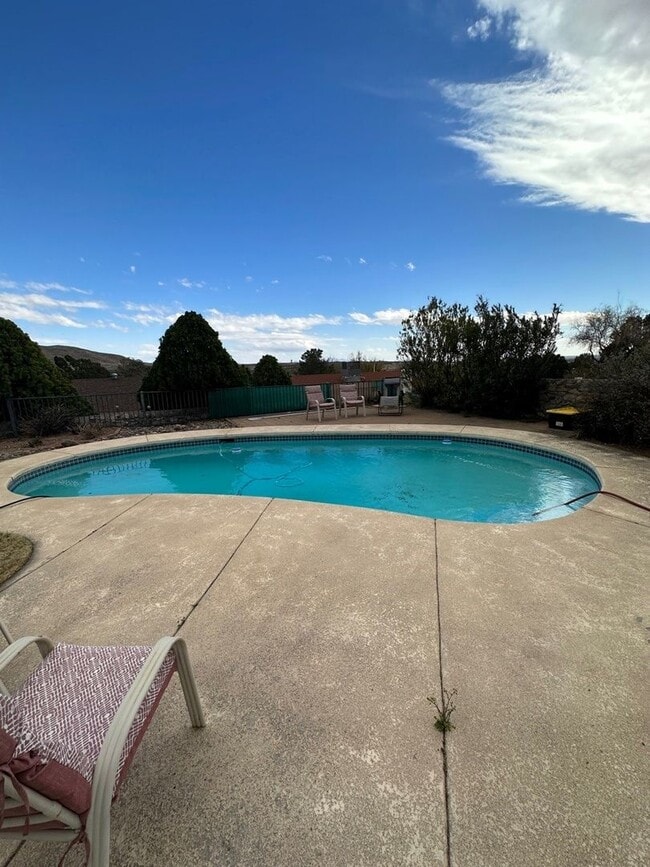 Building Photo - Beautiful 3 Bedroom, 3 Bathroom, Available...