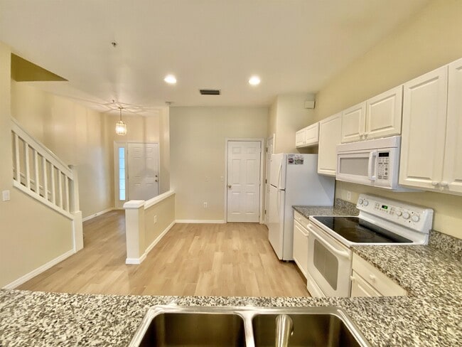 Building Photo - 909 Hampton Cir