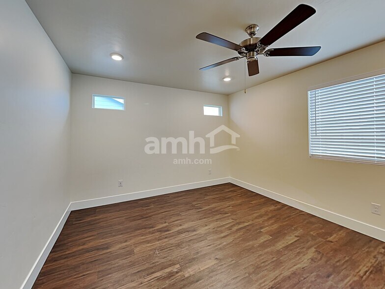 Building Photo - 701 S Rocker Ave