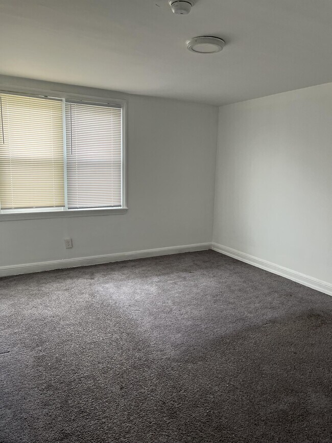 Building Photo - 240 W 21st St