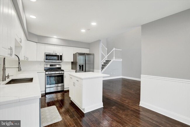 Building Photo - 102 Julian Dr E