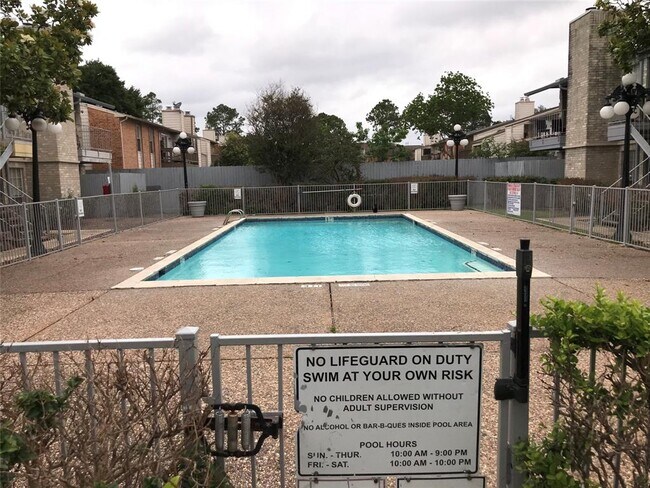 Building Photo - 7400 Bellerive Dr