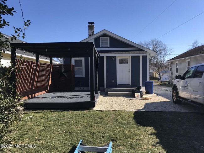 Building Photo - 807 Ridge Ave