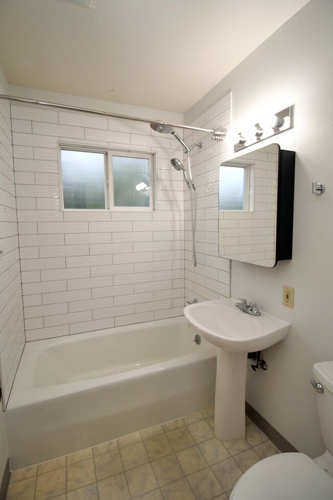 Building Photo - 224 NE 127th Ave