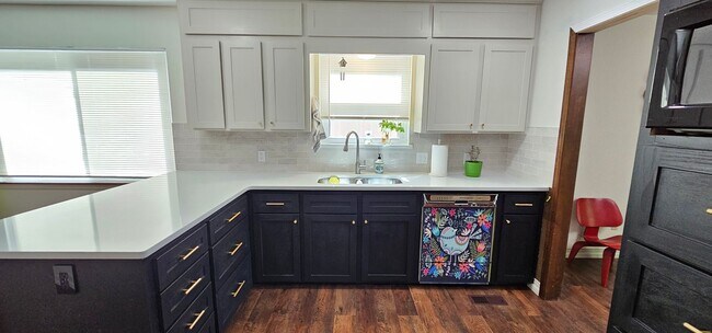 Building Photo - Contemporary Ranch in a beautiful, quiet s...