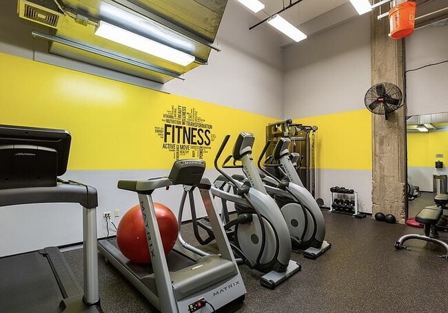 Building Photo - "Modern 2-Bed, 2-Bath Gem in Chicago's Heart – Fully Equipped for Urban Living!"