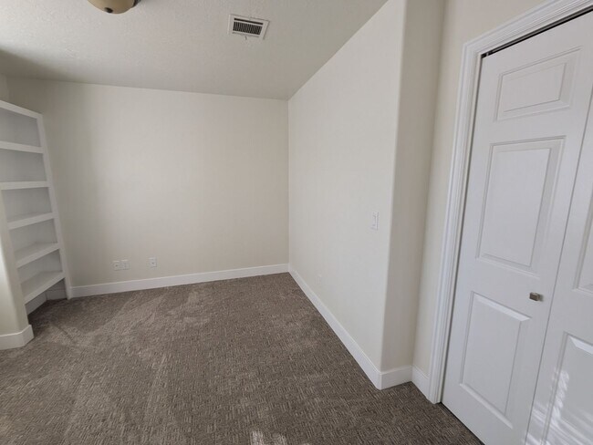 Building Photo - Low-Maintenance Living in the Heart of St. George