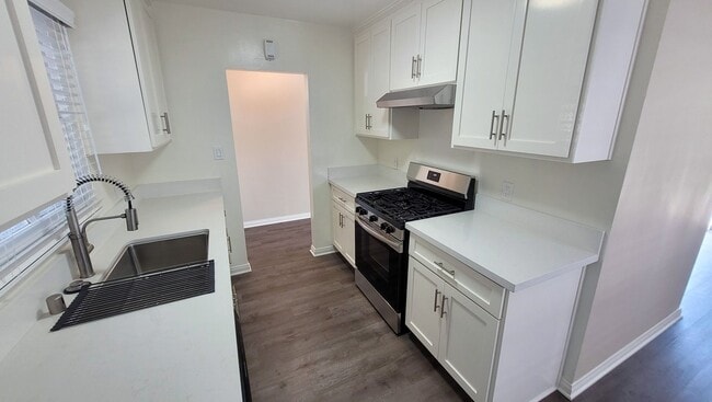 Building Photo - 3 Bed 2 Bath House Right Next To Disneylan...