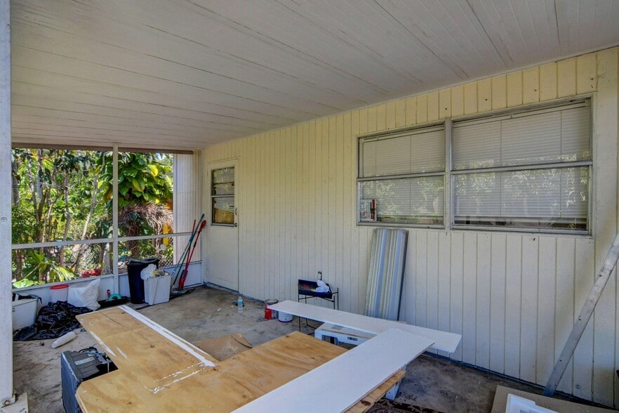 interior patio - 817 Ridgewood Dr