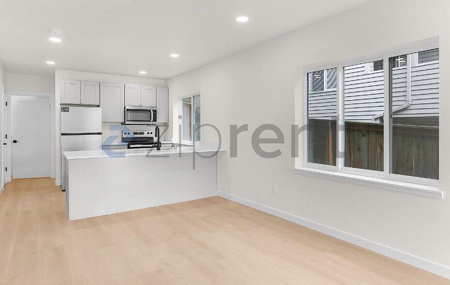 Building Photo - Unit B