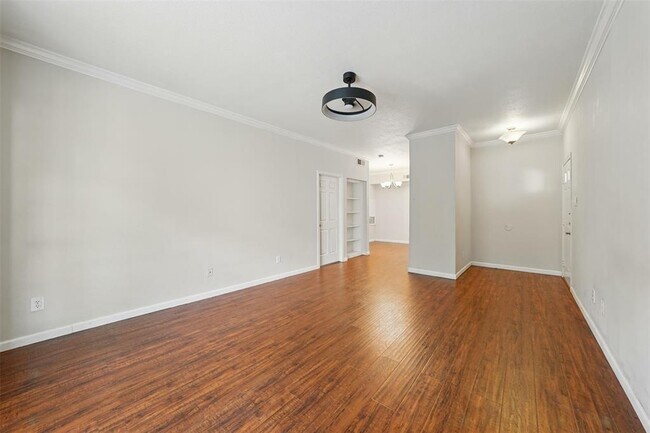 Building Photo - 2255 Braeswood Park Dr