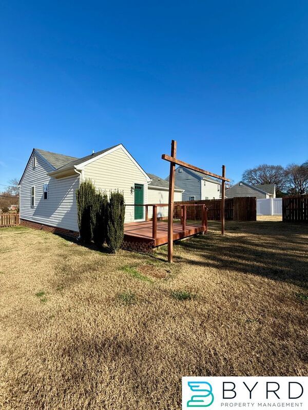 Building Photo - 1001 Greenview Dr