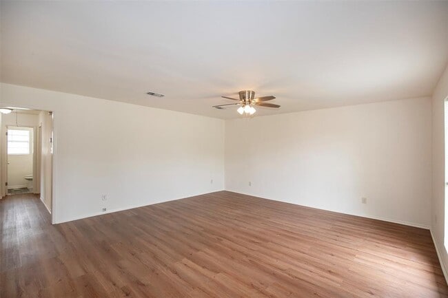 Building Photo - 914 Avenue G