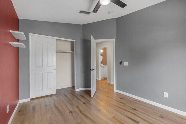Building Photo - Lovely 3 bed / 2.5 bath Home in the Power ...