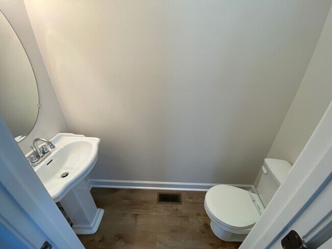 Building Photo - PRE-LEASING FOR AUGUST 9TH, 2026!