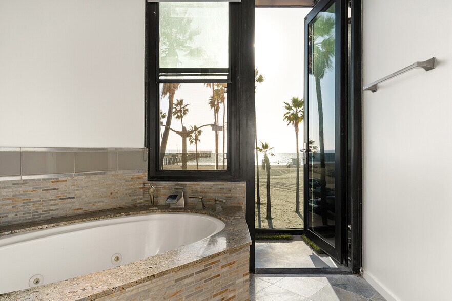 Building Photo - 3009 Ocean Front Walk