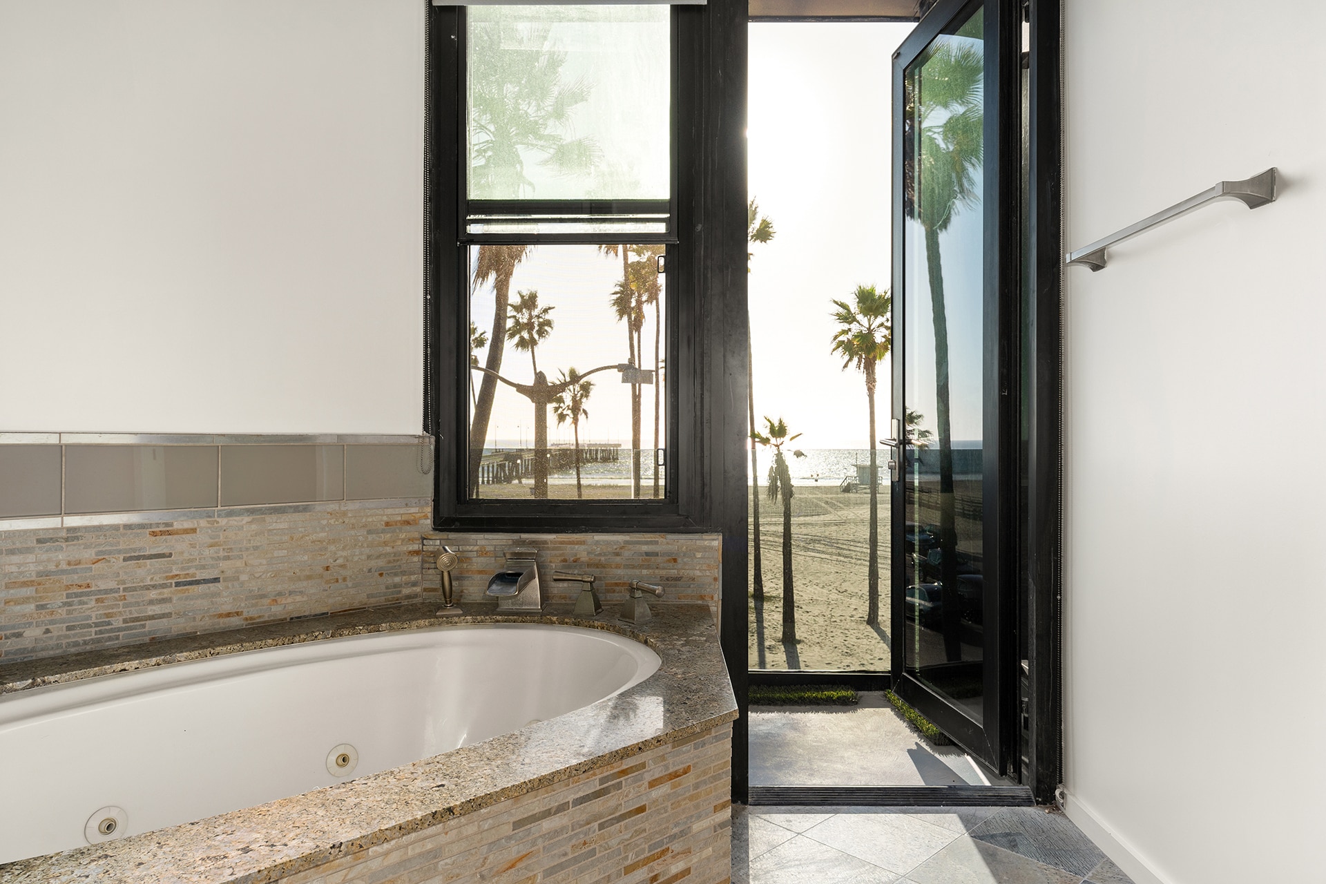 Building Photo - 3009 Ocean Front Walk